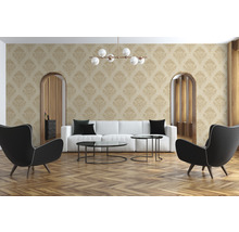 Wohnzimmer mit Tapete, Sofa, Sesseln und Tischen