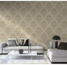 Wohnzimmer mit weißem Sofa und beiger Tapete mit floralem Muster
