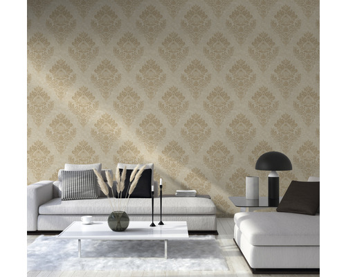 Wohnzimmer mit weißem Sofa und beiger Tapete mit floralem Muster