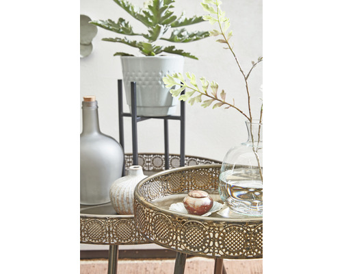 Dekorative Szene mit Pflanzen, Vasen und Beistelltischen