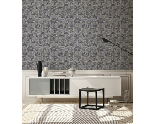 Wohnzimmer mit gemusterter Tapete mit Würfeldesign, Sideboard und Dekorationen.