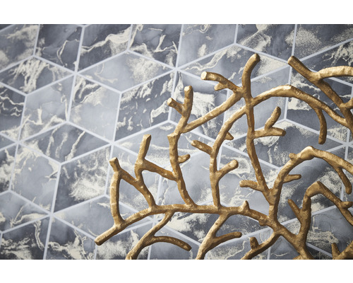 Nahaufnahme einer Wanddekoration mit abstrakten Formen und grafischem Hintergrundmuster