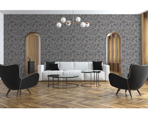 Wohnzimmer mit geometrischer Tapete, Sofa und Sesseln