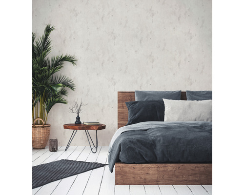 Schlafzimmer mit Bett, Nachttisch und Zimmerpflanze in einem Korb