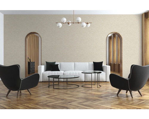 Wohnzimmer mit Sofa, Sesseln, Tisch und Beleuchtung