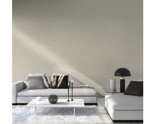 Wohnzimmer mit modernem Sofa, Couchtisch und dekorativer Tapete für ein stilvolles Interieur