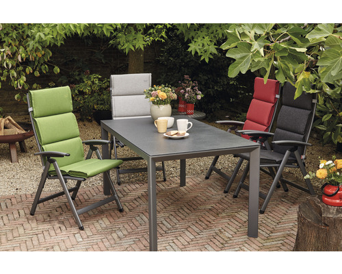 Gartenmöbelset mit Tisch und Stühlen im Außenbereich