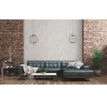 Wohnzimmer mit Ziegelwand, Sofa, Couchtisch und Pendelleuchten