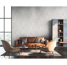 Wohnzimmer mit Sofa, Sesseln, Tisch und Schrank