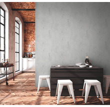 Heller Raum im Loftstil mit Holzboden, Esstisch und weißen Hockern