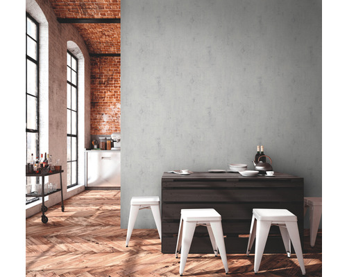 Heller Raum im Loftstil mit Holzboden, Esstisch und weißen Hockern