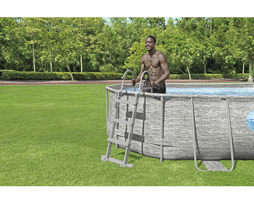 Aufstellpool mit Leiter im Garten