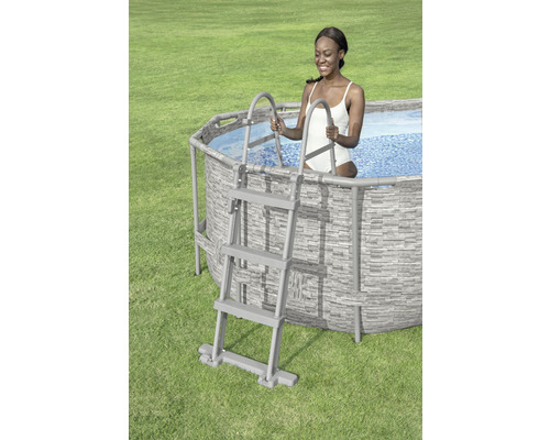 Aufstellpool mit Leiter und Frau im Wasser