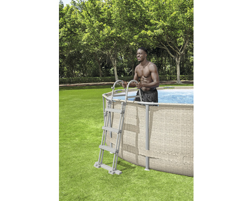 Aufstellpool mit Leiter und Person im Garten