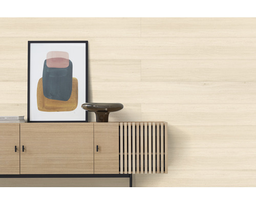 Wohnzimmer-Szene mit hellem Holzboden, Sideboard, Dekorationen und einem gerahmten Bild.