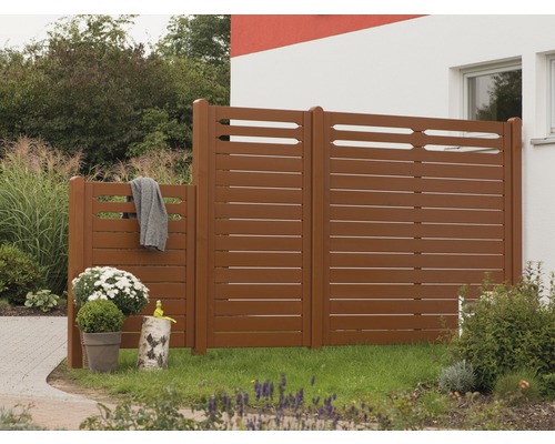 Gartenzaun aus Holz mit horizontalen Brettern als Sichtschutz