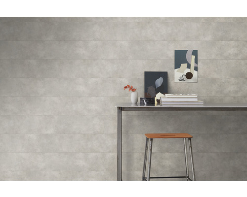 Wandgestaltung mit grauen Wandpaneelen und Dekorationen auf einem Tisch