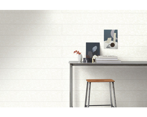 Wandpaneele in Holzoptik hinter einem Tisch mit Dekoration und einem Hocker