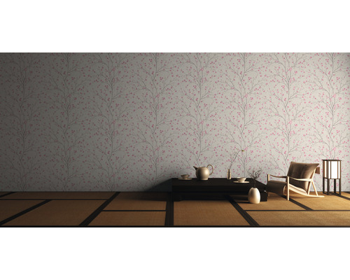 Japanisches Zimmer mit gemusterter Tapete, Tisch und Sessel