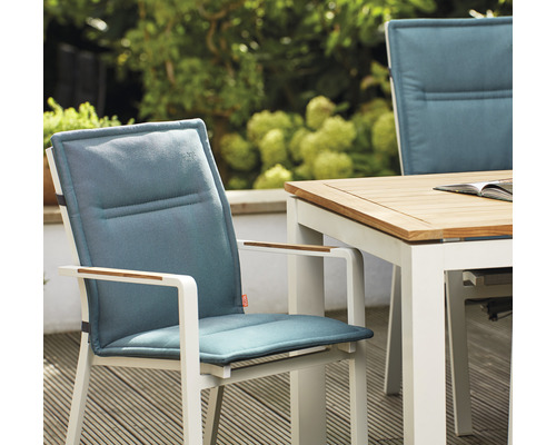 Gartenstuhl mit Auflage und Gartentisch auf einer Terrasse