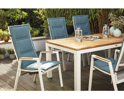 Gartenszene mit Gartentisch aus Holz und Stühlen mit Polsterung