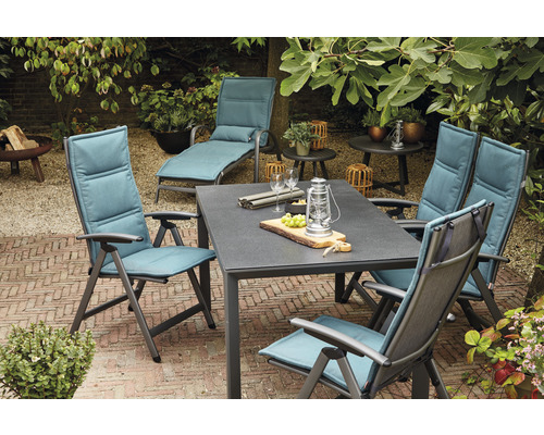 Gartenszene mit Tisch, Stühlen und Liege im Freien