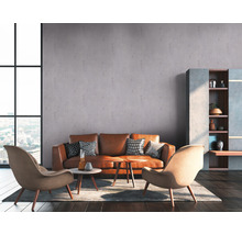 Wohnzimmer mit Sofa, Sesseln, Tisch und Regal.