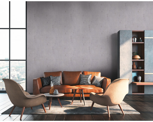 Wohnzimmer mit Sofa, Sesseln, Tisch und Regal.