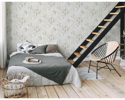 Schlafzimmer mit Bett, Leiter und Stuhl in hellem und organisiertem Stil