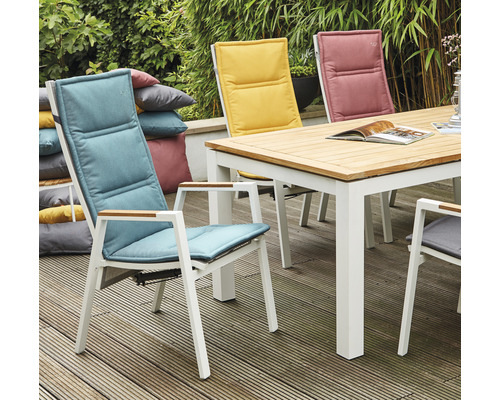 Szene mit Gartentisch und Stühlen mit Polsterung auf einer Terrasse