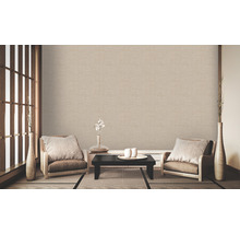 Heller Raum mit Textiltapete und asiatischem Design