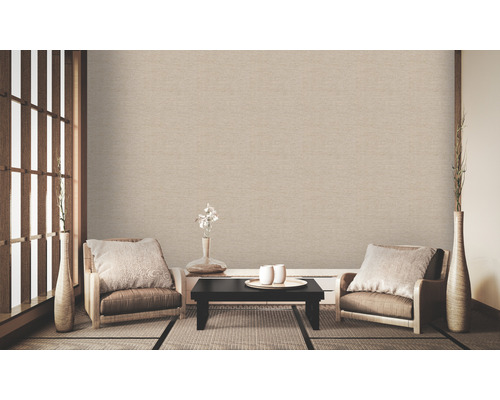 Heller Raum mit Textiltapete und asiatischem Design