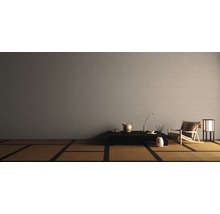 Japanisch inspiriertes Zimmer mit Tatamiboden, Tisch, Teekanne, Dekoration und Sessel