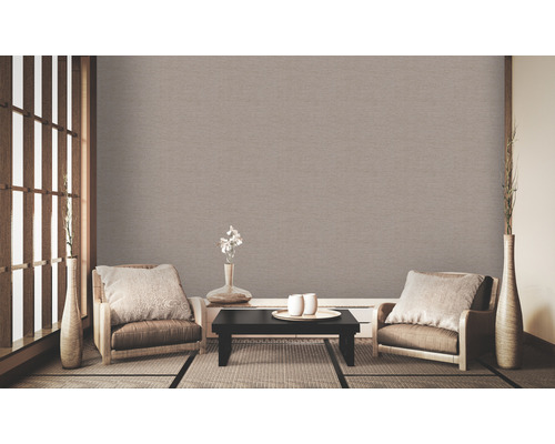 Wohnzimmer mit brauner Struktur Tapete, zwei Stühlen und Tisch