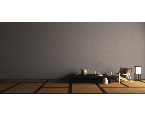 Wohnzimmer mit Textiltapete, Sessel, Tisch und Tatamiboden für ein entspannendes Ambiente