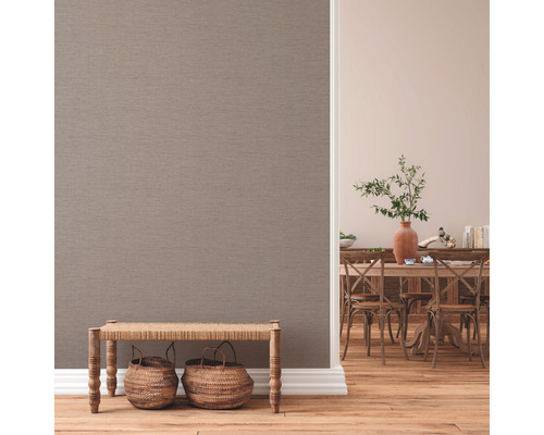 Wohnraum mit einfarbiger Tapete, Sitzbank und Holzboden