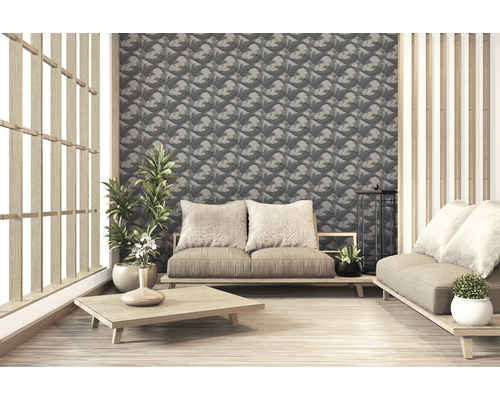 Wohnzimmer mit gemusterter Tapete, Sofa und Holzelementen.