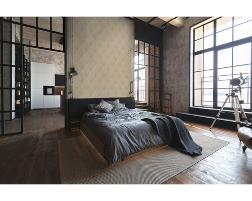 Schlafzimmer im Loftstil mit Bett, Tapete und großen Fenstern