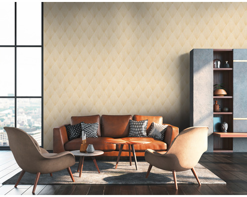 Wohnzimmer mit gemusterter Tapete, Sofa und Sesseln