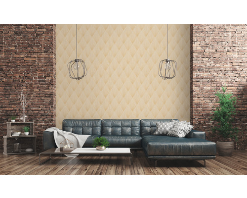 Wohnzimmer mit Sofa, Tisch, Dekoration, Wandtapete und Backsteinmauer