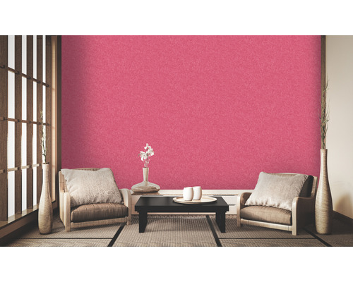 Asiatisch gestalteter Raum mit Wandtapete und Sitzgelegenheiten