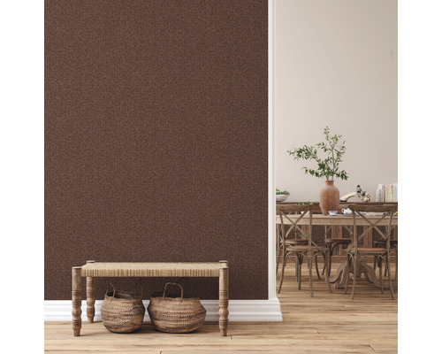 Wohnraum mit gemusterter Tapete, Holzbank und Esstisch