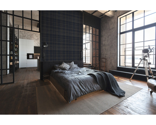 Helles Schlafzimmer im Loftstil mit Bett, karierter Tapete und großen Fenstern
