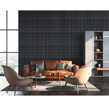 Wohnzimmer mit Sofa, Sessel, Tisch und gemusterter Tapete
