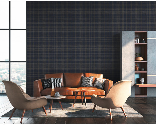 Wohnzimmer mit Sofa, Sessel, Tisch und gemusterter Tapete