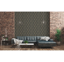 Wohnzimmer mit gemusterter Tapete, Ecksofa und Ziegelwand