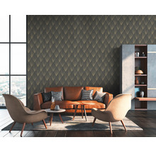 Wohnzimmer mit braunem Ledersofa, zwei Sesseln und gemusterter Tapete