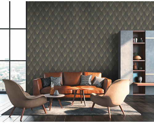 Wohnzimmer mit braunem Ledersofa, zwei Sesseln und gemusterter Tapete