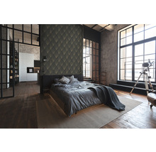 Modernes Schlafzimmer mit gemusterter Tapete, Bett und grossen Fenstern