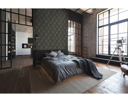 Modernes Schlafzimmer mit gemusterter Tapete, Bett und grossen Fenstern